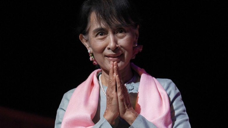 Аун Сан Су Чжи кланяется