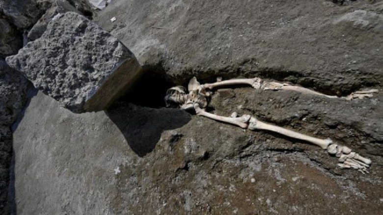 скелет из валуна в Помпеях