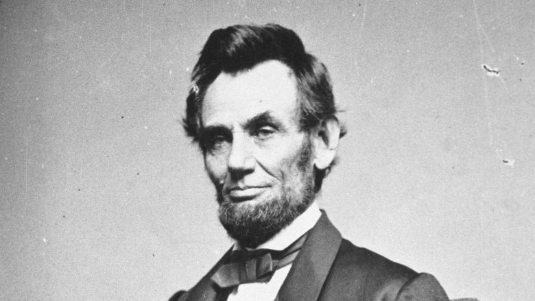 Авраам Линкольн выглядит серьезным