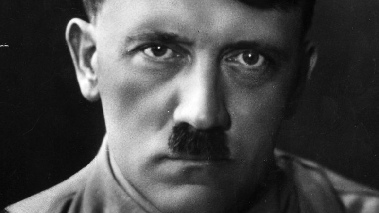Адольф Гитлер выглядит серьезным