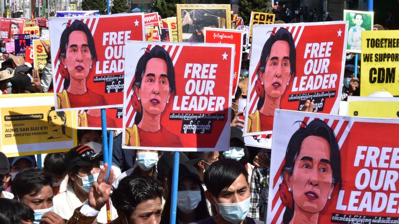 Знаки и марши в поддержку Аун Сан Су Чжи