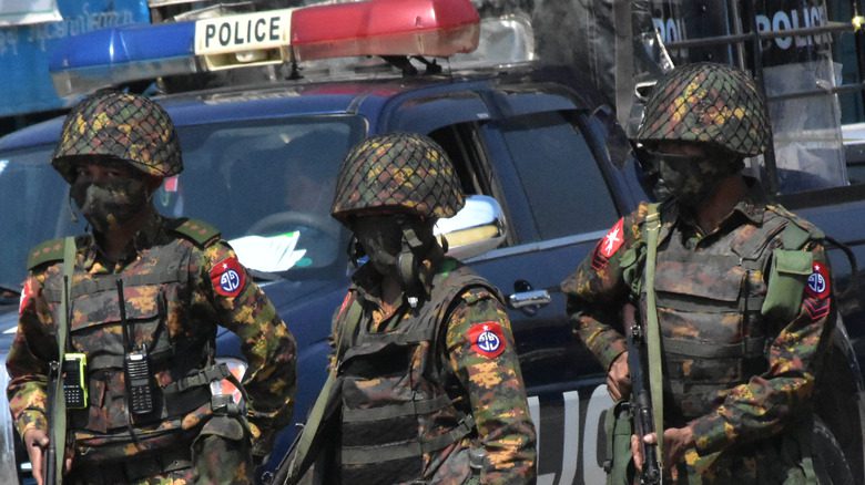 Полиция и солдаты перекрывают дорогу во время переворота 2021 года