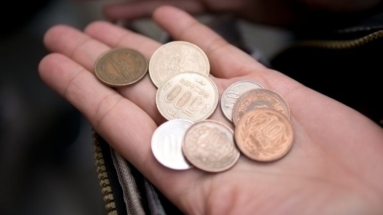 Рука с японскими монетами
