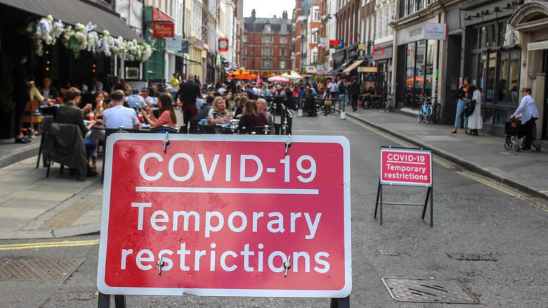Ограничительные знаки Covid в Великобритании