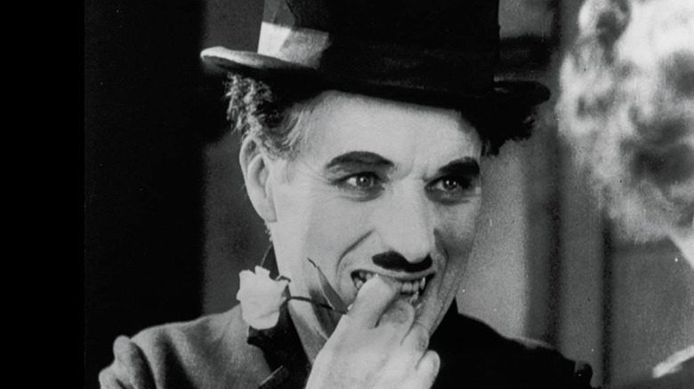 Чарли Чаплин с рукой во рту