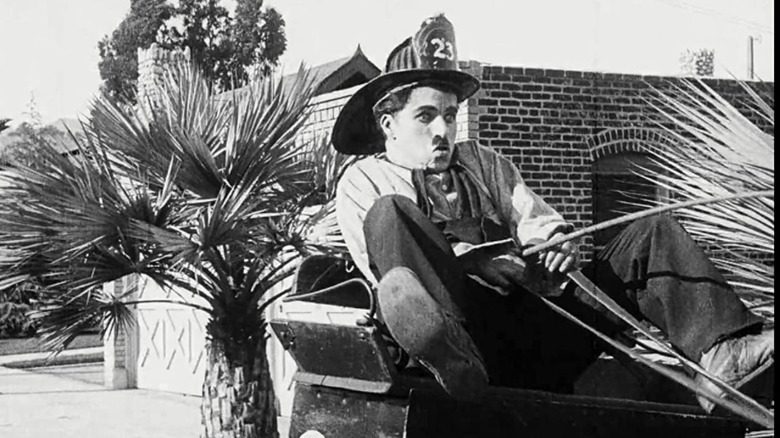 Чарли Чаплин в костюме пожарного