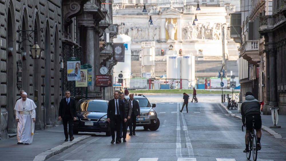 Папа Франциск прогуливается по Риму