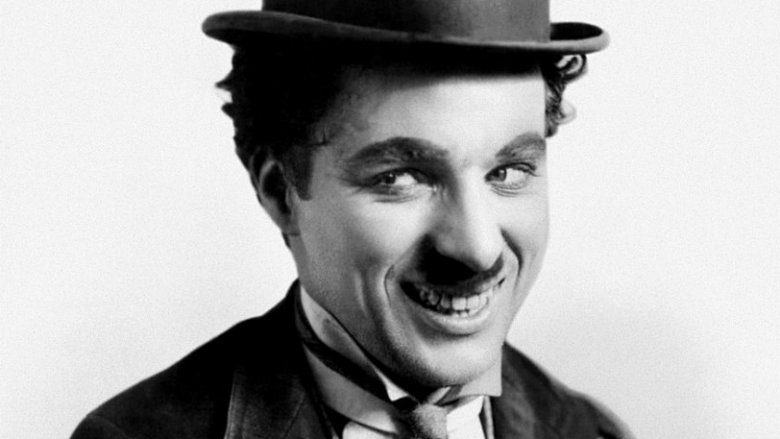 Чарли Чаплин улыбается 