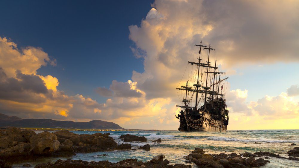 Пиратский корабль в море