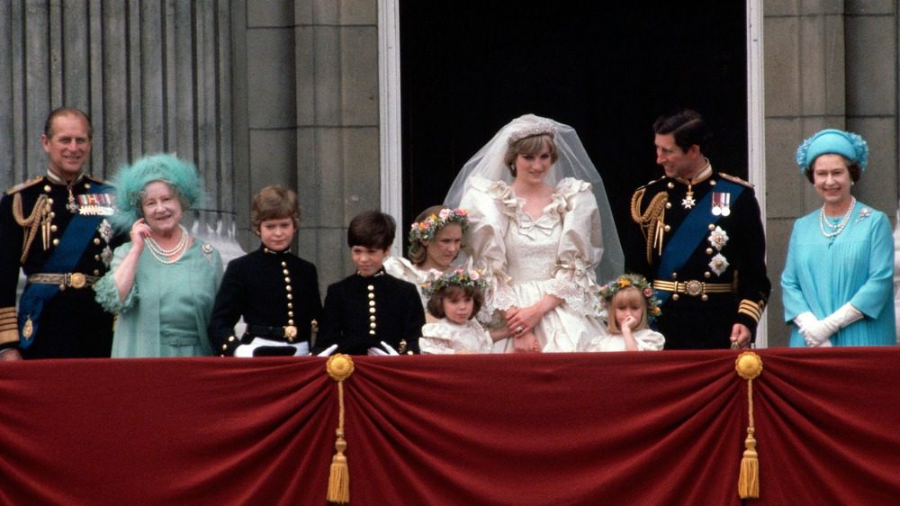 Свадебное семейное фото принца Чарльза и принцессы Дианы