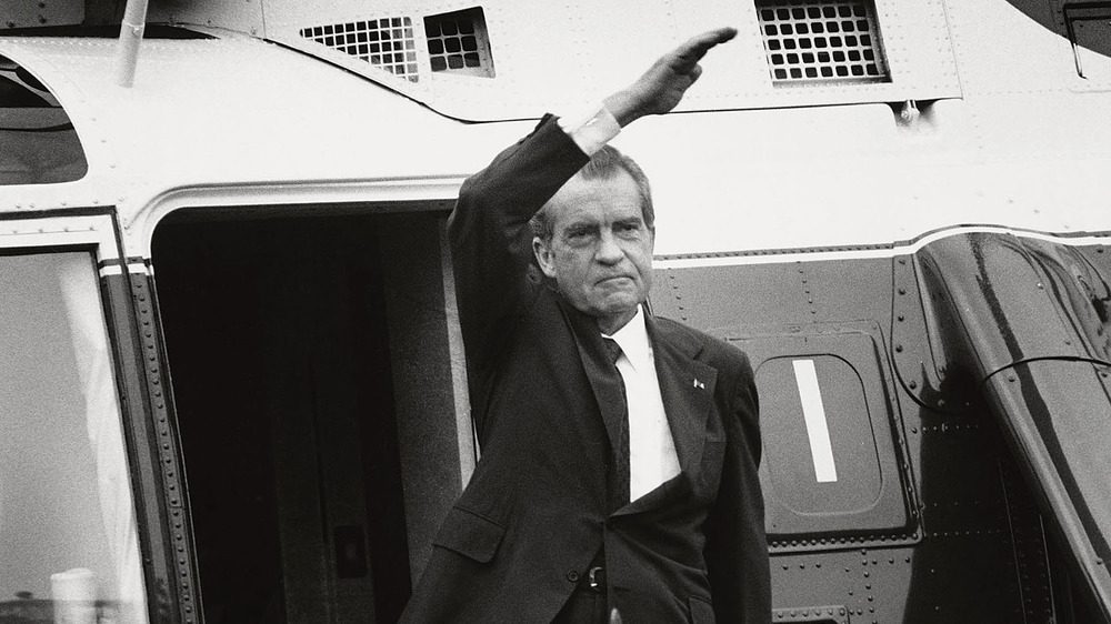 Ричард Никсон машет рукой на прощание