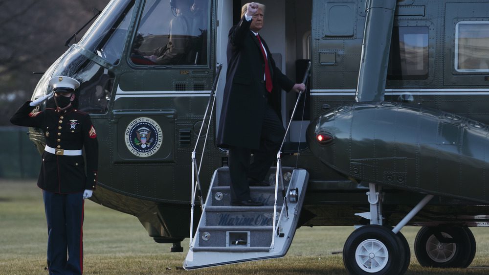 Президент Трамп покидает Белый дом