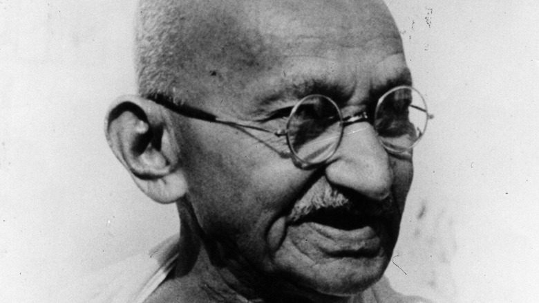Махатма Ганди крупным планом фото лицо