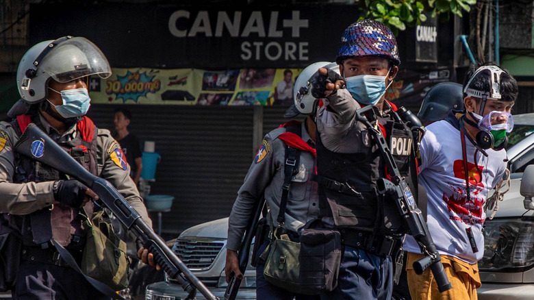Военная полиция рыщет по улицам во время протестов против переворота в Мьянме
