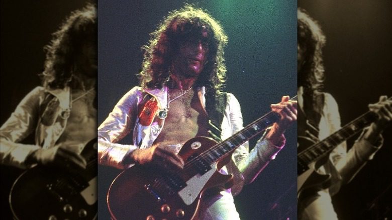 Джимми Пейдж играет на гитаре в 1975 году