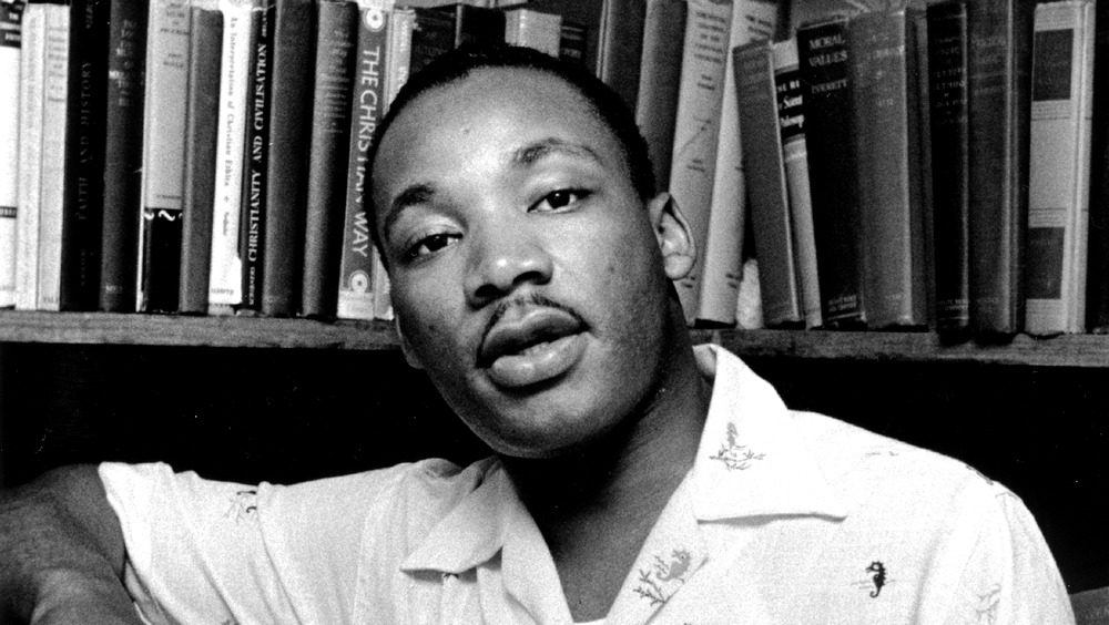 Мартин Лютер Кинг с книгами