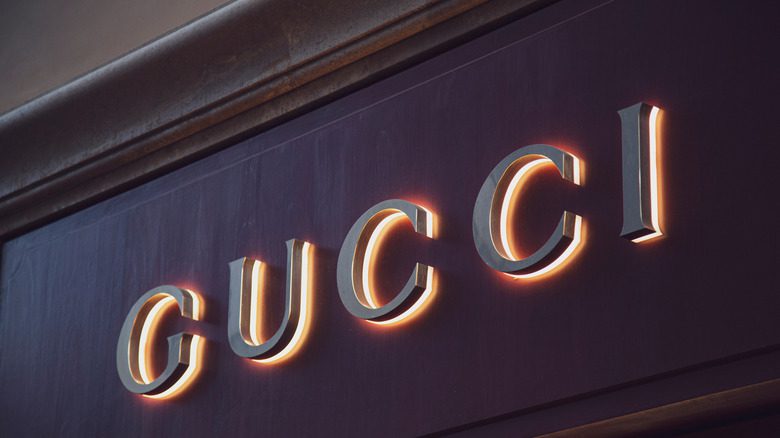 логотип Gucci на здании