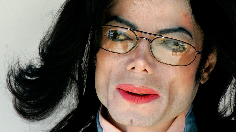 Майкл Джексон в очках