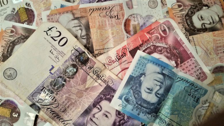 Различные банкноты британских банков