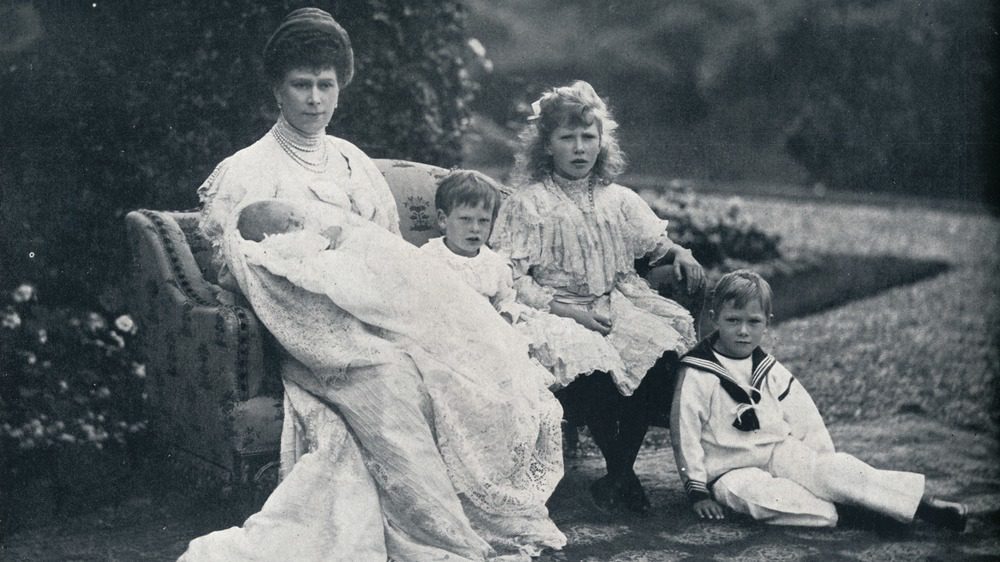 Королева Мария и ее четверо детей - принц Джон внизу справа