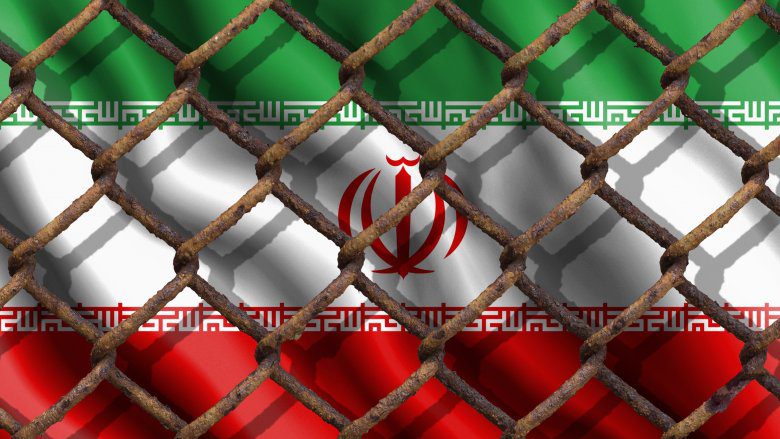 Иранский флаг за забором