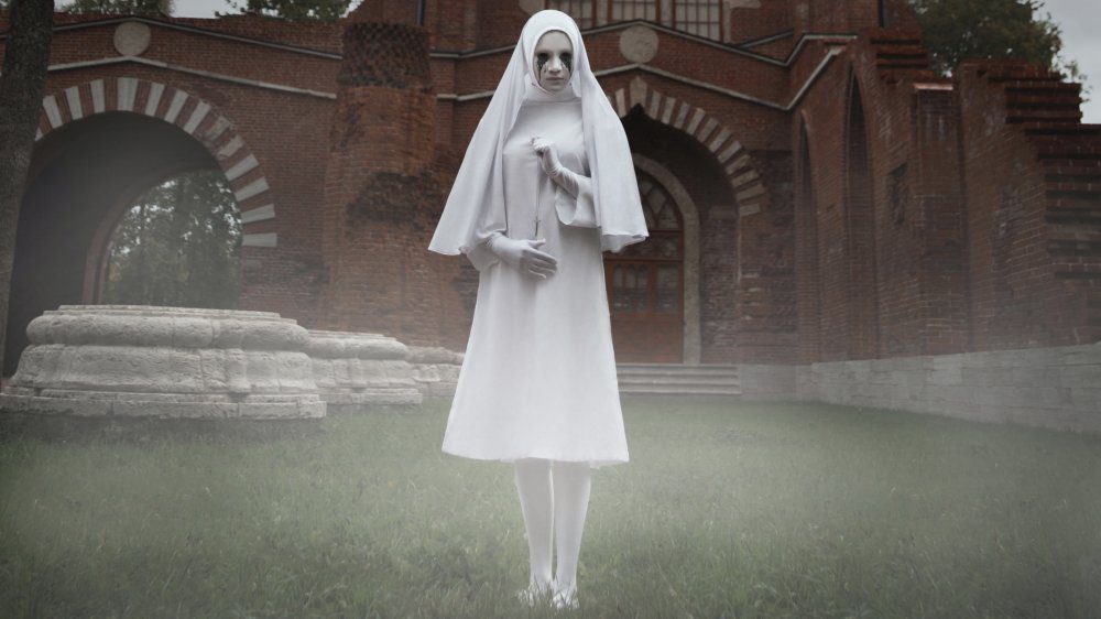 белая женщина-монахиня