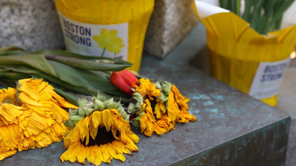 Цветы у мемориала жертвам взрывов на Бостонском марафоне.