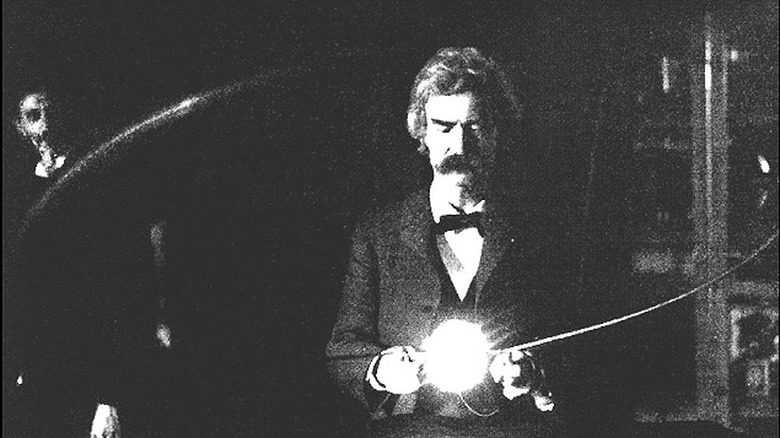 Марк Твен в лаборатории Теслы с лампой с катушкой, 1894 год