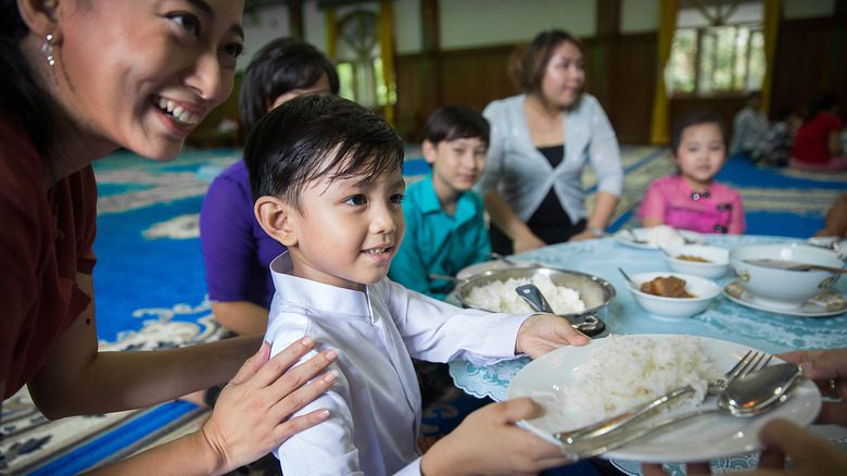 Дети посещают занятия по этикету в Мьянме