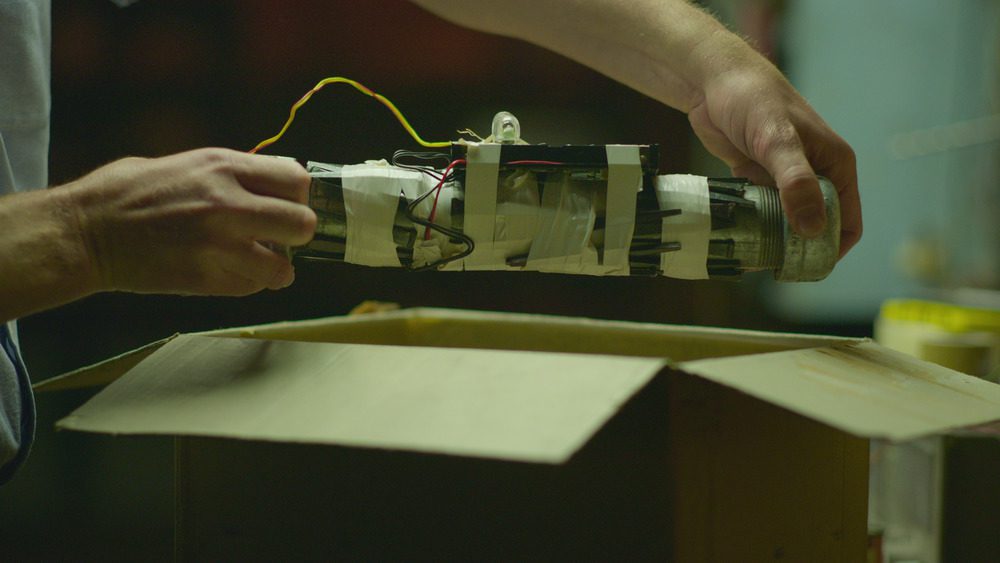 Трубчатая бомба, заложенная в коробку в фильме Netflix 