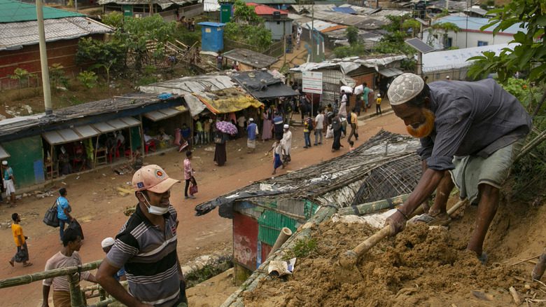 Рабочие расчищают место для лагеря беженцев рохинья
