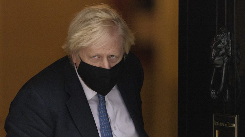 Борис Джонсон покидает Даунинг-стрит 10 в маске на лице