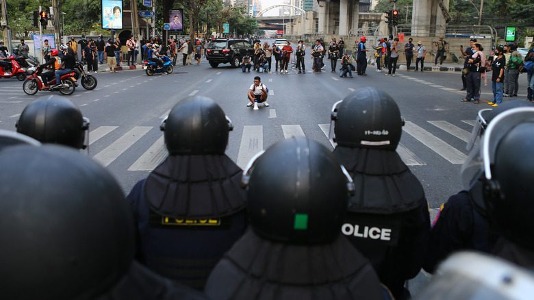 Военная полиция и демонстранты, выступающие за демократию, сталкиваются на улице