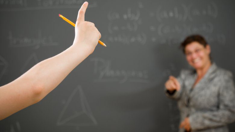 Поднятие руки, вопрос на уроке математики