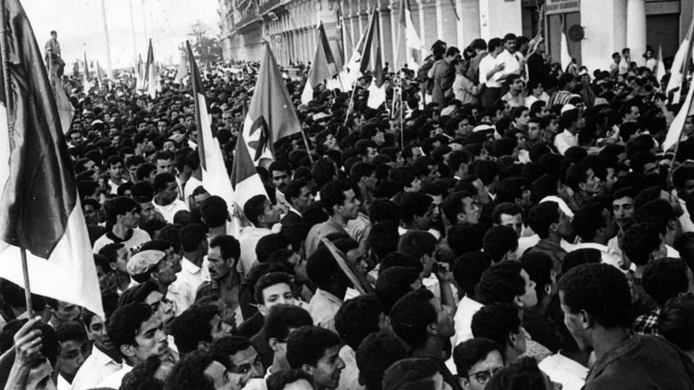Толпы людей приветствуют независимый Алжир