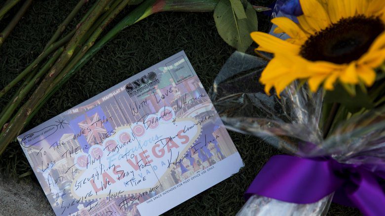 Траур по жертвам стрельбы в Лас-Вегасе