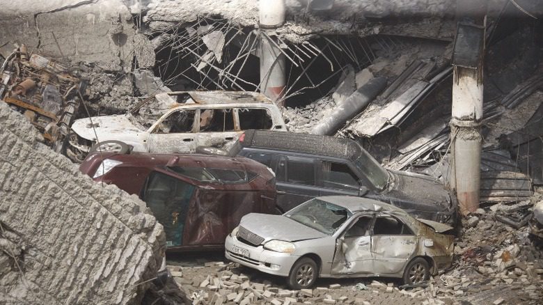 Обломки Вестгейта с рухнувшим зданием и автомобилями