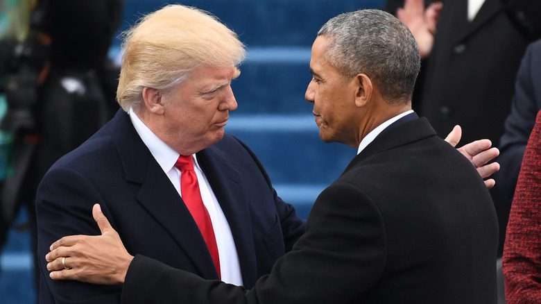 Дональд Трамп и Барак Обама пожимают друг другу руки