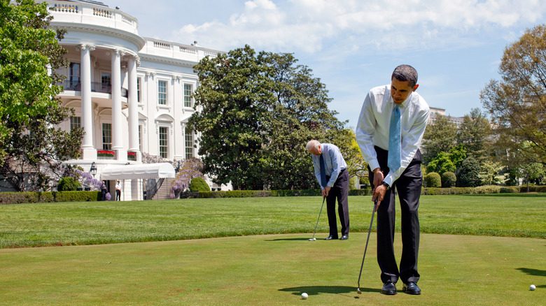 Бывший президент Барак Обама и его вице-президент Джо Байден наслаждаются игрой на поле для гольфа в Белом доме