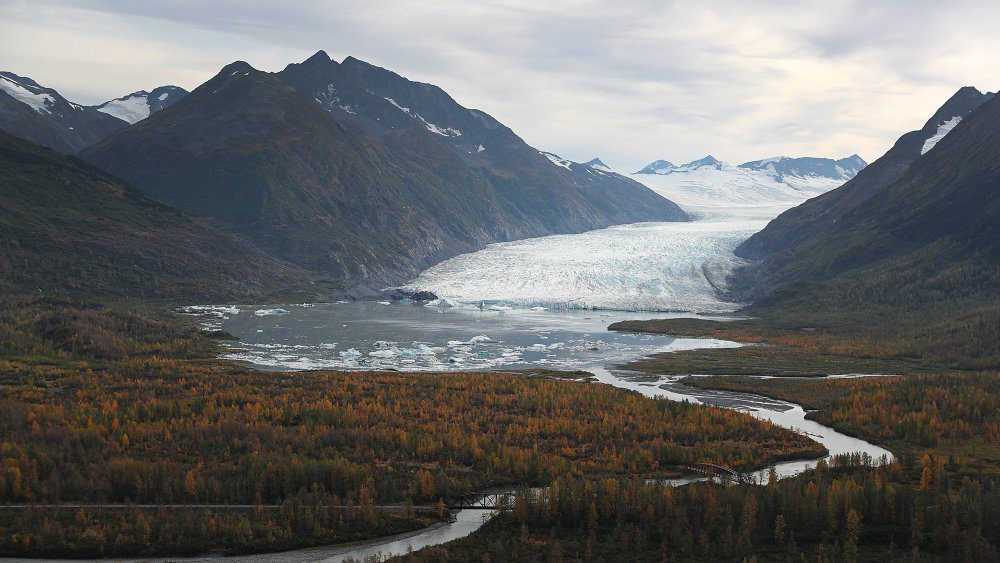Отступающий ледник возле Примроуз, Аляска, представляет собой один из последних реликтов последнего ледникового периода