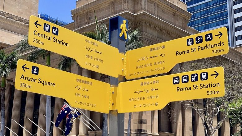 Многоязычные уличные знаки в Брисбене, Австралия.