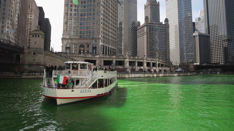 Туристическая лодка на зеленой реке