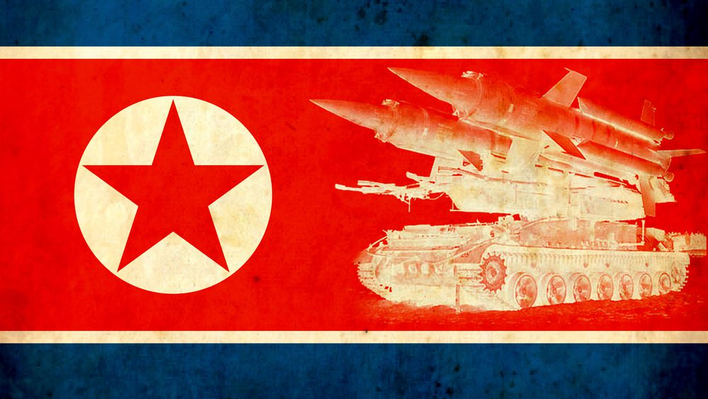 Северокорейский флаг с военной артиллерией на нем 