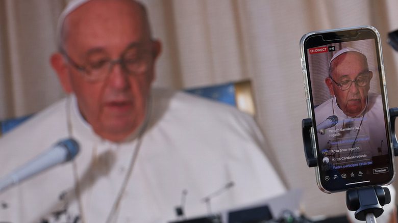 папу франциска снимают на пресс-конференции
