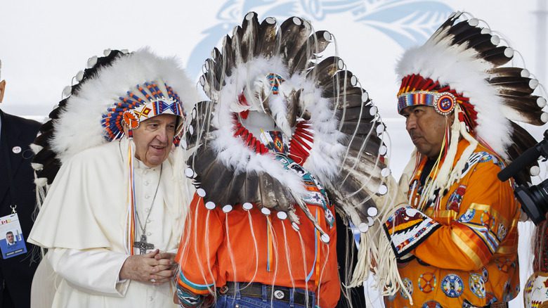 папа франциск извиняется перед коренным населением канады