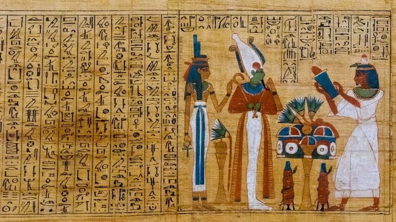 Древнеегипетский папирус с многочисленными иероглифами 