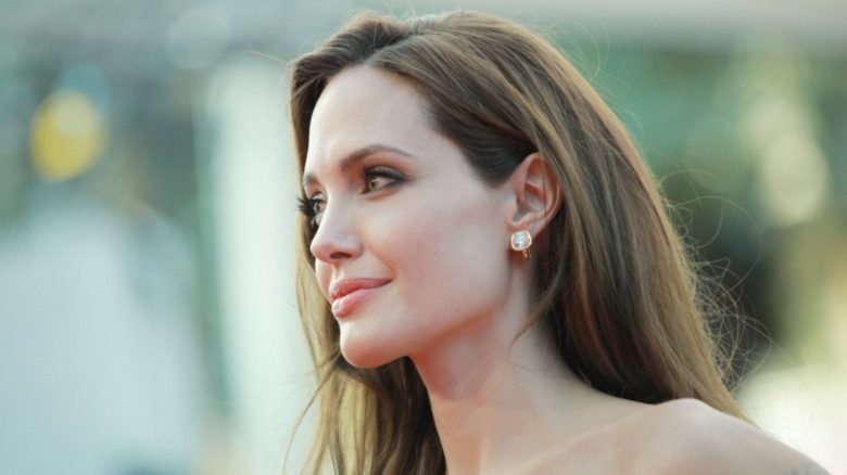 Анджелина Джоли смотрит в сторону
