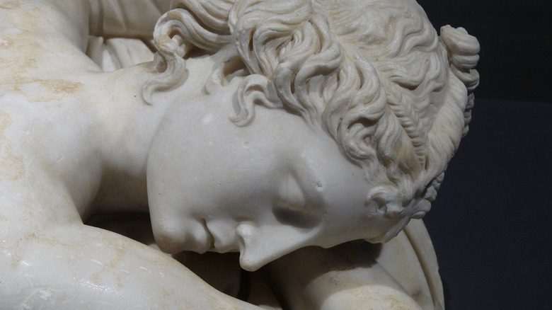 Статуя спящего Гермафродита.