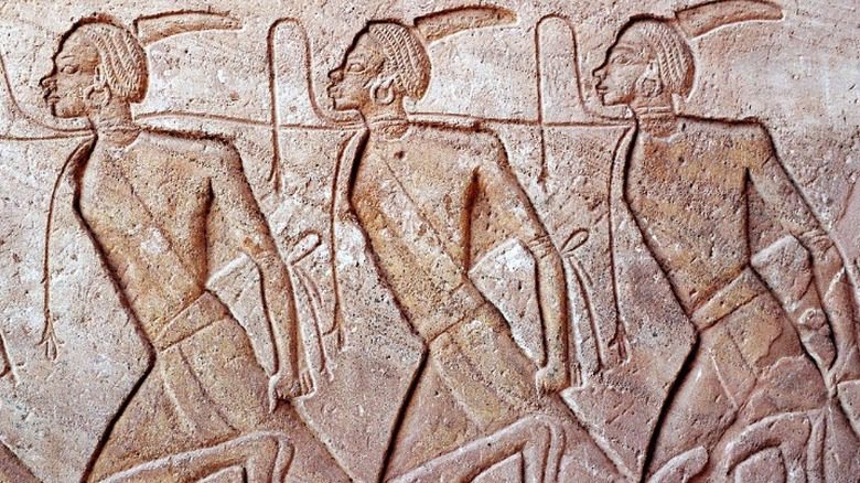 Изображения древнеегипетских заключенных, вырезанные на стене 