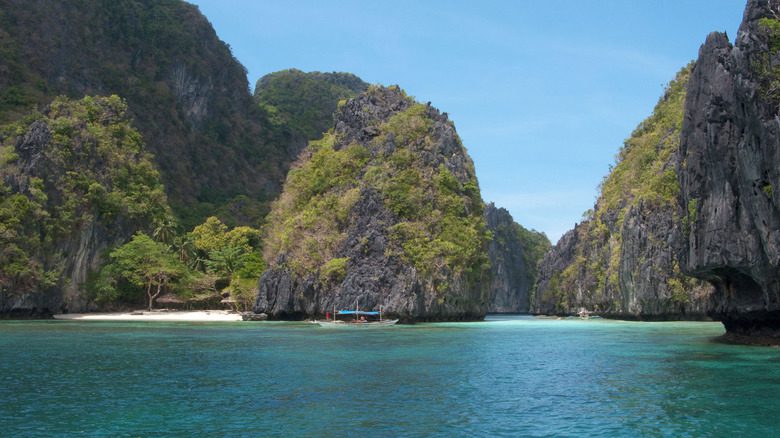 Известняковый остров на Филиппинах.